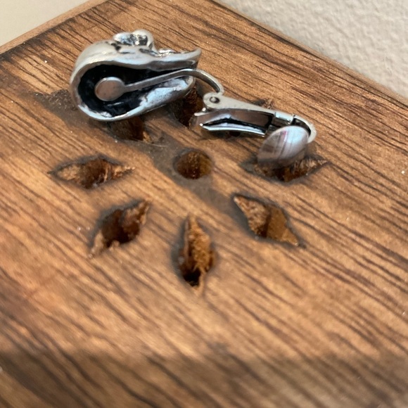 Unisex Trendy Gothic Silver Tone Skull Ear Studs With Blue Eyes - Picture 4 of 8